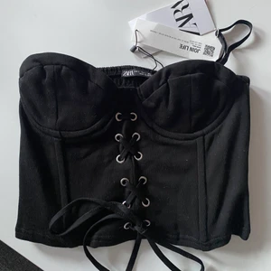 Korsett topp - Säljer denna helt nya korsett toppen från Zara, prislappen sitter frt kvar! Den är hur fin som helst men passade tyvärr inte mig. Finns även band som går att ta av och sätta på🤍