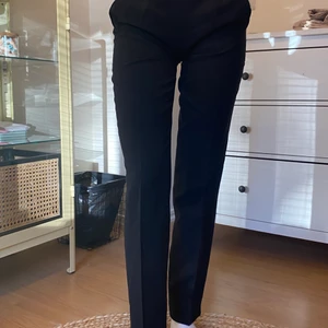Perfekta kostymbyxor - Kostymbyxor med pressveck, sitter perfekt i midja, längd och rumpa. Är 167cm och vanligtvis en S/36