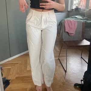 Vita sommarbyxor - Vita raka byxor från Bershka. Använda några gånger under förra sommaren men växte ur dem väldigt snabbt. Väldigt bekväma och mycket enkla att styla. En av mina favoritbyxor jag har haft på mig, sitter fint runt midjan och rumpan men inte tajt runt låten och ner. Dem säljs inte längre på hemsidan. Inga fläckar eller skador, så gott som nya.