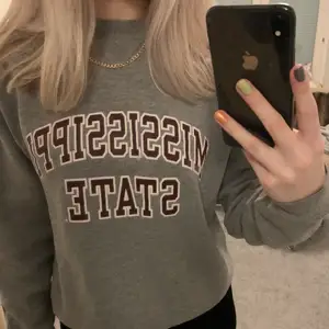 Sweatshirt från beyond retro i bra skick!