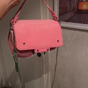 Nunoo väska - Ny jättefin rosa nunoo väska med två olika band och prislapp kvar.