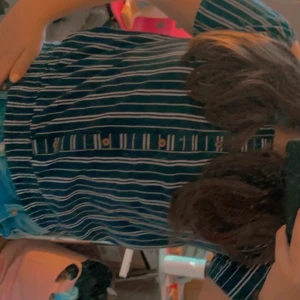 Hm tröja❤️ - Randig fin topp från hm 🥰 fin att ha på sommaren och vår, höst 🥰 har fina knappar som detaljer och man ser akseln 🥰 köparen står för frakt som är (45kr)💕 hör gärna av dig om du är intresserad 😍😍