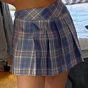 super söt rutig kjol från shein, storlek xs men passar som s, aldrig använd o är i nyskick.💕
