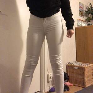Vita skinny jeans från shein i nyskick! Dom är lite genomskinliga så tänk på vad du har på dig under men ljus rosa/lila syns ej. Det är köparen som står för frakten❕🤍
