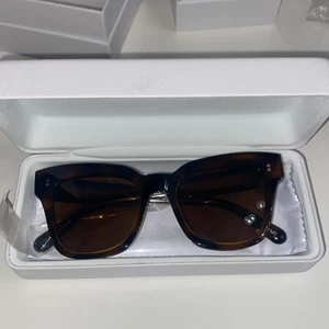 CHIMI 07 TORTOISE  - säljer dessa chimi-solglasögon då jag beställt de men inte gillar passformen, men returtiden har gått ut så jag kan inte returera de. de är 100% oanvända, endast testade!!! skickar med originalförpackningen! 520 kr + frakt! vid högt intresse blir det budgivning ❤️❤️