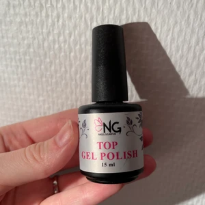 Top gel polish -  Helt nytt, säljes pga jag aldrig använde grejerna, köpt för 125kr, frakten är 27kr. Pris är fast. Postbevis och gåva ingår alltid. 
