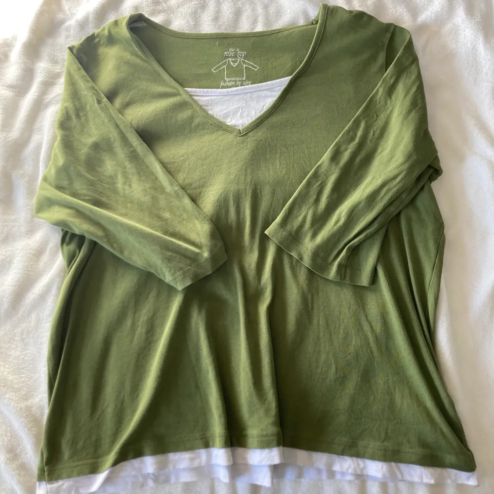 Jättesöt grön tunika i bella swan stil! Tre kvarts ärmar. Det vita är en del av tröjan så du behöver inte ha något under! Säljer för att den är i fel storlek för mig :) i fint skick!. Blusar.