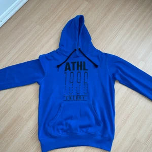 Storlek: S.  Blå Hoodie  - Plagget är ifrån Ullared, man kan ha den som en träning Hoodie, den är använd 3 gånger, lite gammaldags stil som passar till alla tillfällen 