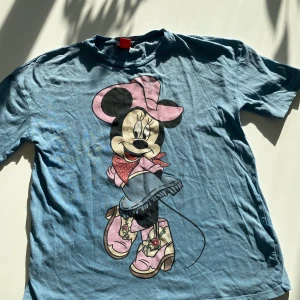 Size M - Säljer dena t-shirten. Kommer inte till använd. Den är från Zara.