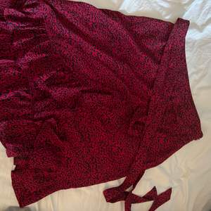 Röd leopard kjol från AMELIE & ME. Kjolen är tunn och luftig. Jättefin på sommaren när man är lite brun. den har ett snöre runt midjan så man kan knyta hur tajt man vill ha den. Säljer pga den är för stor 🥺 frakt+köp❤️