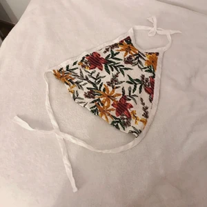 Blommig knyttopp  - Söt blommig topp som knytes i nacke och rygg