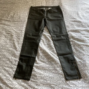 Byxor  - Helt ny oanvänd byxor som skinny Low waist ankle 29,CN 165/74A Made in China by H&M