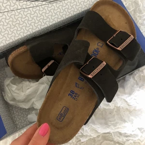 Birkenstock Arizona Mocha - Säljer mina nya birkenstocks i storlek 38! De är i nyskick, aldrig använd så säljs enbart pga glömde skicka tillbaka (oops...)!! Nypris ca 900-1000, jag säljer för 600 😄😄 köpta på zalando, färgen mocka