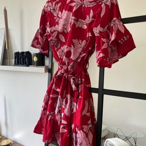 Klänning  - Super fin klänning som tyvärr blivit för liten för mig. Storlek XS, fint skick! 