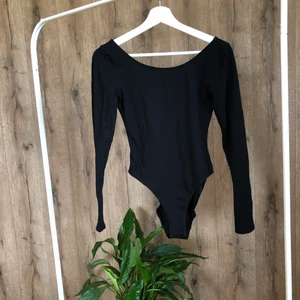 Långärmad body - Långärmad body från hm. Går ner långt på ryggen och är inte en stringbody utan täcker hela rumpan. Använd fåtal gånger 