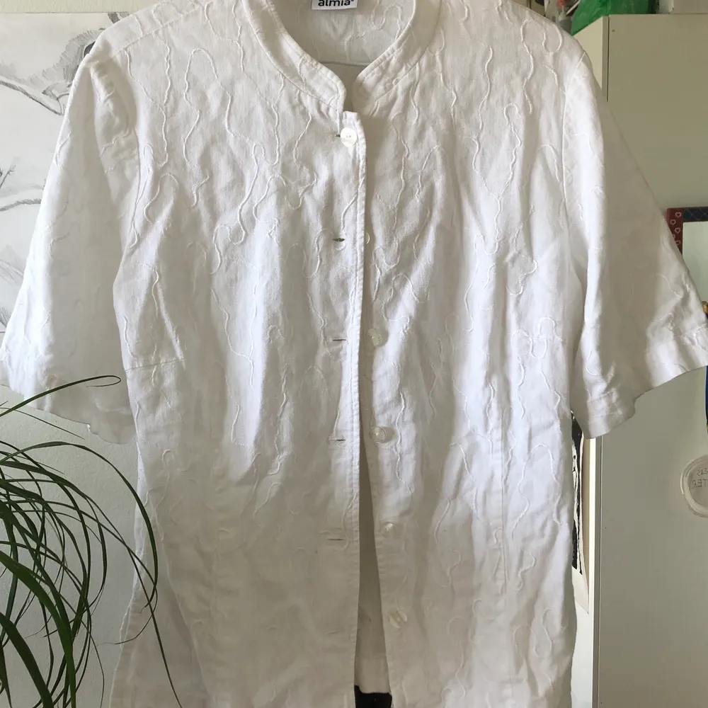🤍Supersnygg vit skjorta i nyskick! 🤍Köpte denna ett tag sen på second hand men den har tyvärr aldrig kommit till någon användning och säljer därför. Kan mötas upp, annars tillkommer frakt. Skjortor.