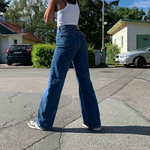 Blåa jeans - Säljer dessa snygga blåa jeans från monki, köpte för liten storlek derför jag säljer dom. Bild på min kompis! 