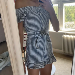 Randig Byxdress - Jätteskön och stretchig randig byxdress. 