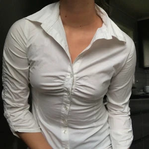 Skjort klänning  - En vit skjort klänning köpt på sellpy, aldrig använd då den är för kort för mig. Skulle säga att den passar bäst på någon som är 165 cm lång eller kortare (jag är 172 cm lång) 🌸🌸🌸