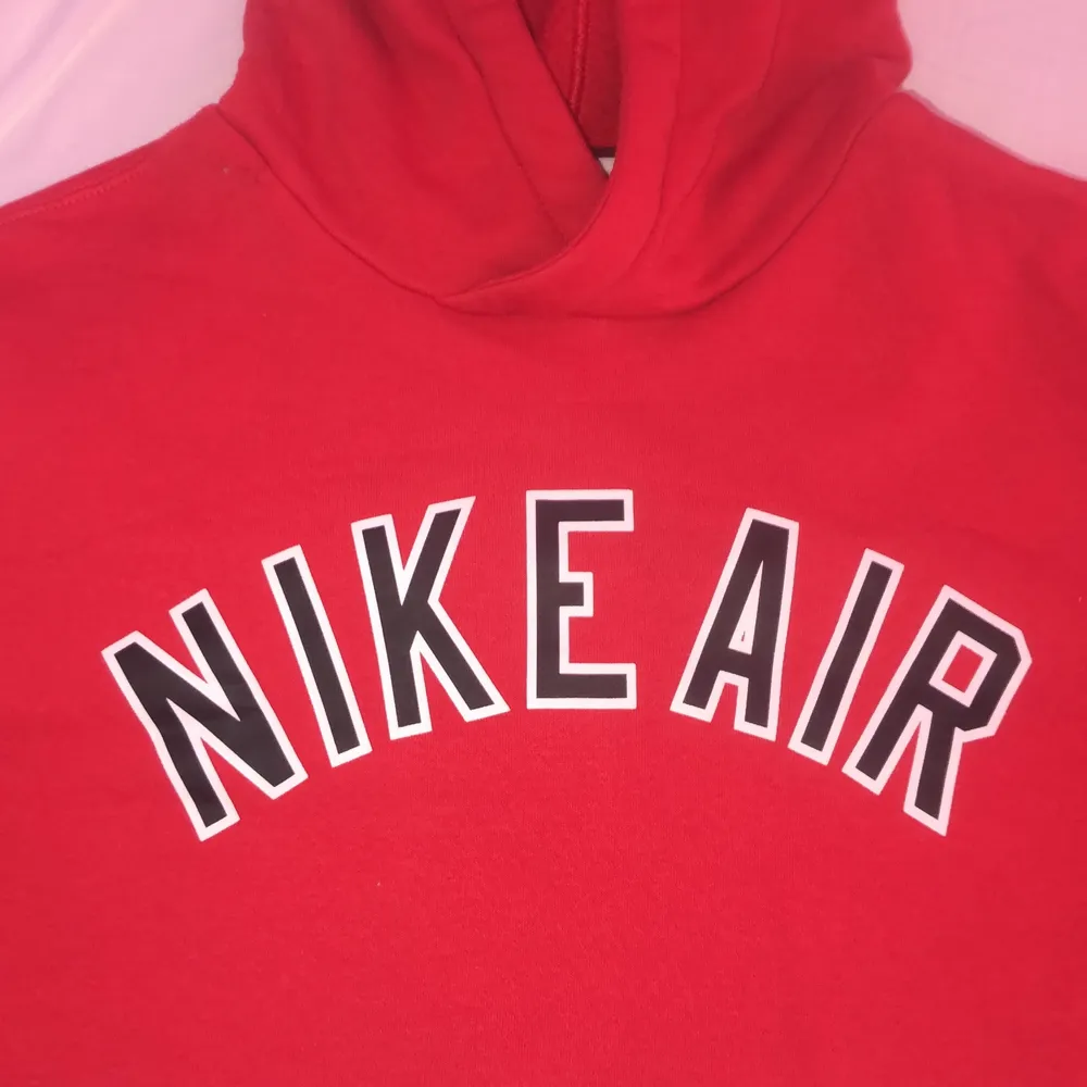 Röd Nike air hoodie i storlek 13-15 år. Hoodien är i nyskick. !köparen står för frakten!. Hoodies.
