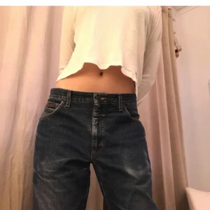 Vintage lågmidjade wrangler jeans - Superfina vintage jeans från wrangler i bra skick (lite slitna därnere men inget man tänker på). Passar S-M beroende på hur man vill att dem ska sitta. Skriv privat för fler bilder. Frak ingår ej 💓