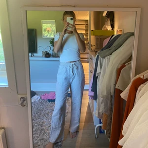 Linnebyxa  - Linnebyxor från zara, lite skrynkliga på bilden!❤️