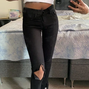 Svarta jeans - Svarta jenas med ett eget klippt hål och slits som jag gjort själv😍😍😍 får alltid komplimanger med dessa och de är riktigt snygga på!!
