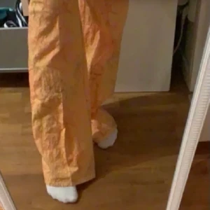 Mönstrade 70-tals byxor - Säljer nu mina asnygga byxor som är köpta här på plick som tyvärr är för små för mig. Endast använda en gång. Finns ingen lapp om storlek, men upskattas som större S och mindre M. Dem är mönstrade byxor som ger av 70-tals/ hippie vibe. Om du vill ha fler bilder kom privat. Kan mötas upp i Jönköping annars står du för frakten. OBS bild 1 & 3 är lånade från förra ägaren. 