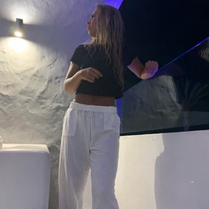 Linnebyxor - Helt nya, inte använda. Säljer endast vid bra bud🤍 Jag är 165 och har vikt upp byxorna en gång. Inte alls genomskinliga och bra kvalitet!