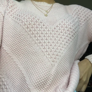 Stickad tröja  - Säljs pågrund av att det inte riktigt är min stil längre men väldigt kön och fin inte för kall och inte för varm