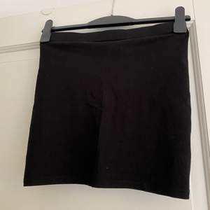 En svart bodycon kjol i Jersey material 