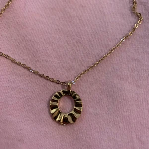 Halsband  - Säljer halsband och armband i olika storlekar. 1 st - 15 kr, 2 st - 20 kr, 3st 25 kr. Frakten är densamma för alla så kolla gärna på de andra smyckena för att få allt fraktat tillsammans. 