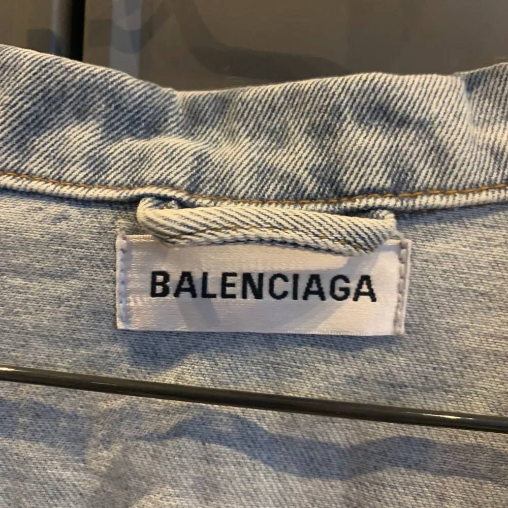 Denim jacka från Balenciaga med strasstenar på ryggen . Jackor.
