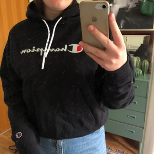 Champion hoodie - Svart Champion Hoodie i nyskick 😝😝 Den är croppad i modellen!! Säljer för 200kr + frakt (Nypris = ca 600kr)