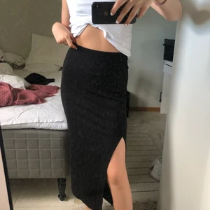Lång kjol med slits - Svart kjol med slits ifrån Gina tricot. Super fin och skön och passar till allt, lätt att både klä upp och ner. Kom privat vid intresse eller frågor💕💜💜💜