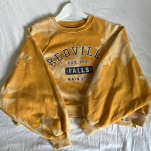 Sweatshirt - Ascool oversized sweatshirt från pull and bear. Egentligen var färgen mörkgul men jag blekte den så den har ljusare partier vilket gör den unik och ball!! Strorlek S men väldigt oversized! 🥰  köparen står för frakten🌞