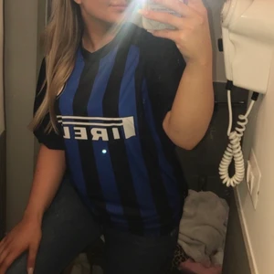 INTER fan tröja  - Säljer min Inter tröja. Köpt i Italien. Storlek M, unisex modell. Använd ett fåtal gånger. Kontakta mig om ni vill se fler bilder. 