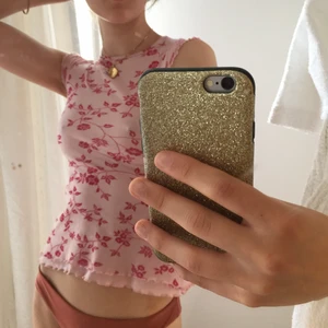 Topp - En super söt topp köpt secondhand, det är en barn tröja men väldigt stretchig Så går att ha ändå!! DEN HAR LITE HÅL UNDER ARMARNA OCH ETT HÅL DÄR BAK. Men inget man lägger märke till!!!jag kan skicka bild på dem vid intresse. Budgivning till den 28 juni 21:00❗️