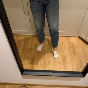 Blåa fina jeans från bikbok. Jeansen är i storlek S och knappt använda. Det är ingen gylf med dragandena utan endast knappar. Sista bilden är för att ni ska se färgen ordentligt! 