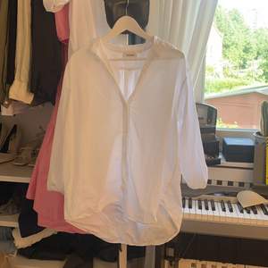 OVERSIZED vit skjorta från weekday knappt använd då den inte kommer till användning i min garderob. Storlek S, säljes för 100kr exklusive frakt