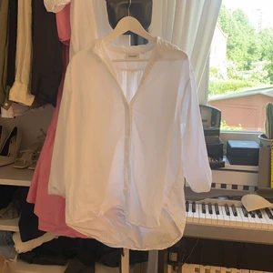 WEEKDAY SKJORTA  - OVERSIZED vit skjorta från weekday knappt använd då den inte kommer till användning i min garderob. Storlek S, säljes för 100kr exklusive frakt