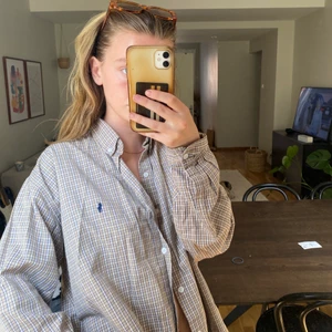 Ralph lauren skjorta  - Köpt second hand, beigerutig jätte fin! Står ingen storlek men sitter oversized på mig som är strl S. Köparen står för frakt 