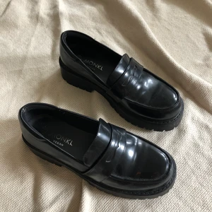 MONKI VEGAN LEATHER - Supersnygga veganska kostymskor som är mer chunky. Använd fåtal gånger pga har liknande. 