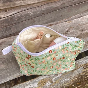 Necessär  - Egensydd necessär i blommigt tyg med praktiska fickor inuti 💗 säljer fler produkter via min instagram @lily_isola