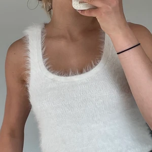 Vit fluffig topp - Vit fluffig topp från Gina i nyskick endast testad 