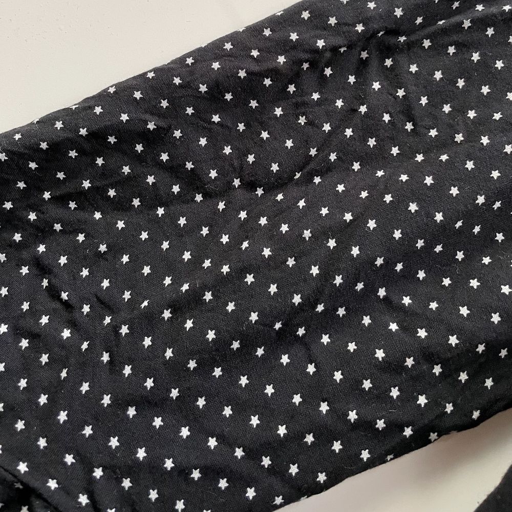 Superfin svart knytblus med små vita stjärnor som nu säljs för att den inte kommer till användning! Blusen har enbart använts 2-3 gånger och är av det skälet i väldigt fint skick!      Pris: 150kr(frakten är inkluderad i priset!)💞. Blusar.
