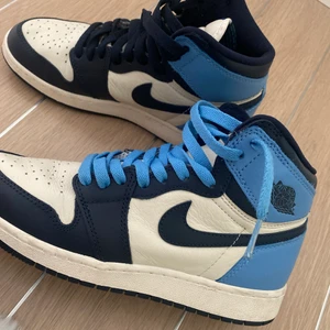 Air Jordan 1 Retro High OG obsidian - Intressekoll på mina blåa jordans i storlek 37,5💕 Super fint skick och knappt använda som ni ser på sulan! Köpta oanvända ifrån en annan tjej på Plick som köpte dem för ca 5300 ifrån Goat.com💕