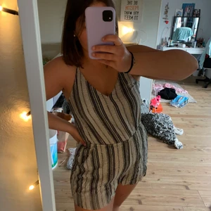 Playsuit/jumpsuit  - Randig (med olika mönster) playsuit/jumpsuit 