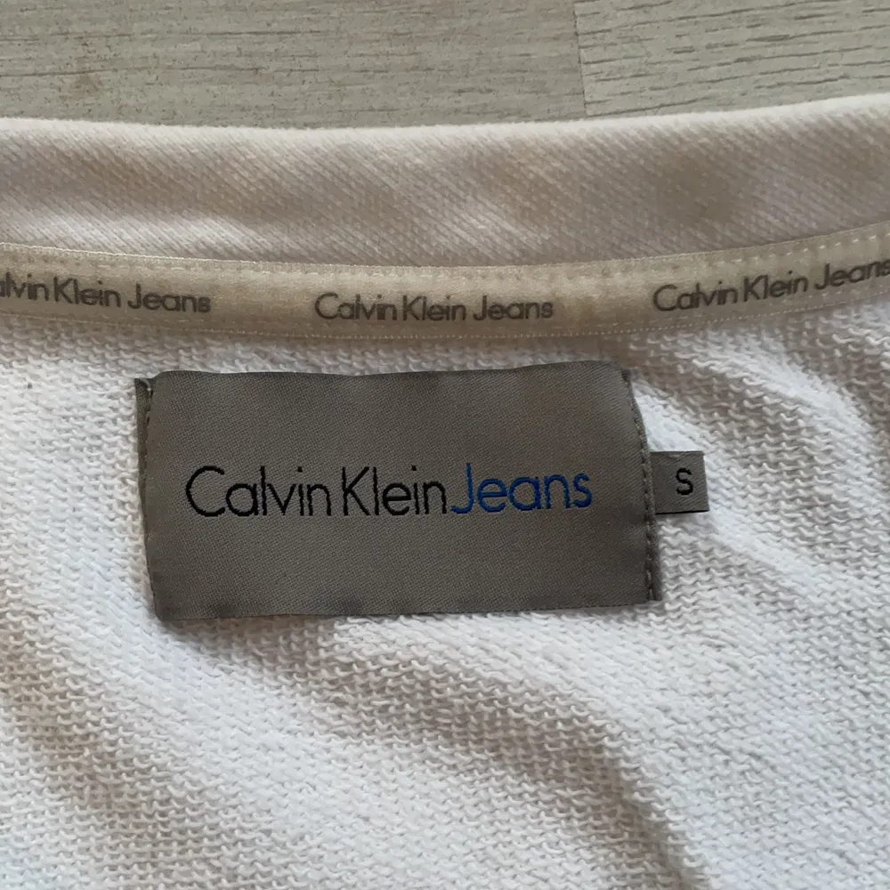 Calvin clein || storlek ( Small ) passar också som en ( Xs ) Fint skick , säljer pågrund av för liten. Frakt : 62kr.  ,köparen står för frakten. 🌸 . Tröjor & Koftor.