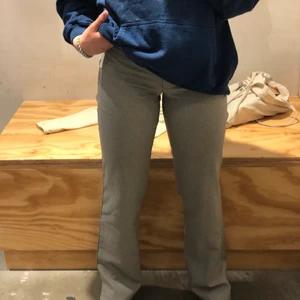 Kostym byxor - Skitsnygga kostymbyxor i en grå aktig färg :) passar Xs-S